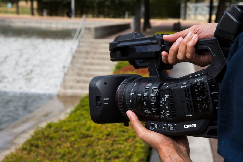 Съемка реки с ручной профессиональной видеокамерой Canon XF705.