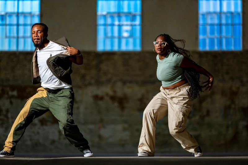 Two urban dancers photographed mid-routine by David Newton lit by a single Speedlite EL-5 - frame 5 of a sequence of 8 frames. © David Newton