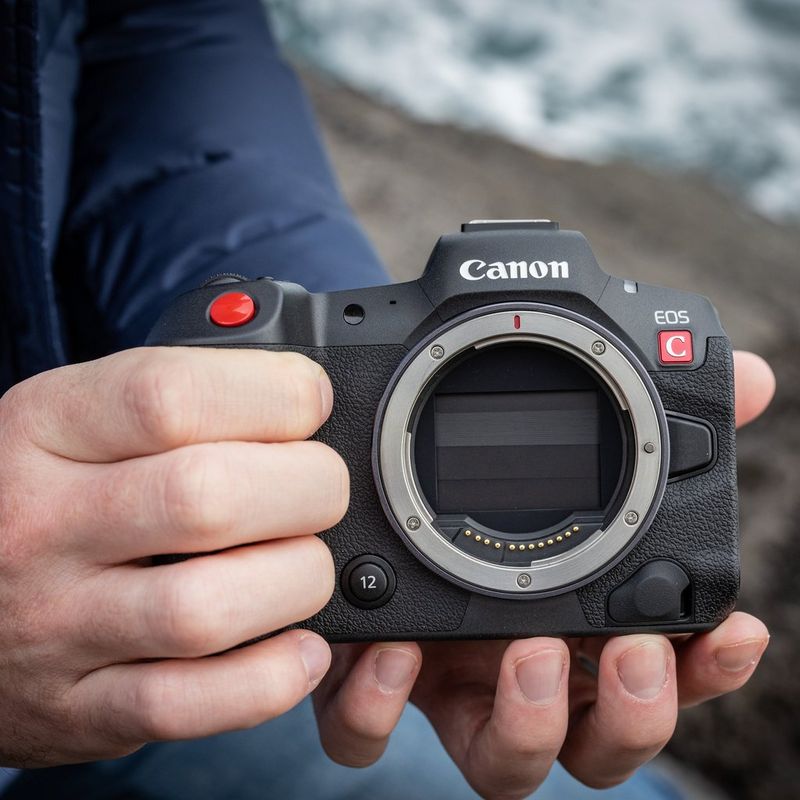 Canon EOS R5 C Cinema EOS Kameragehäuse Vorderansicht mit Kamera, die in Händen gehalten wird