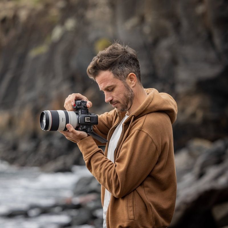 Canon EOS R5 C Cinema EOS Kameragehäuse Mann, der die Kamera hält