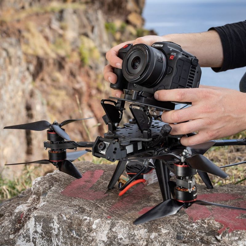 Canon EOS R5 C Cinema EOS Kameragehäuse Auf einer Drohne