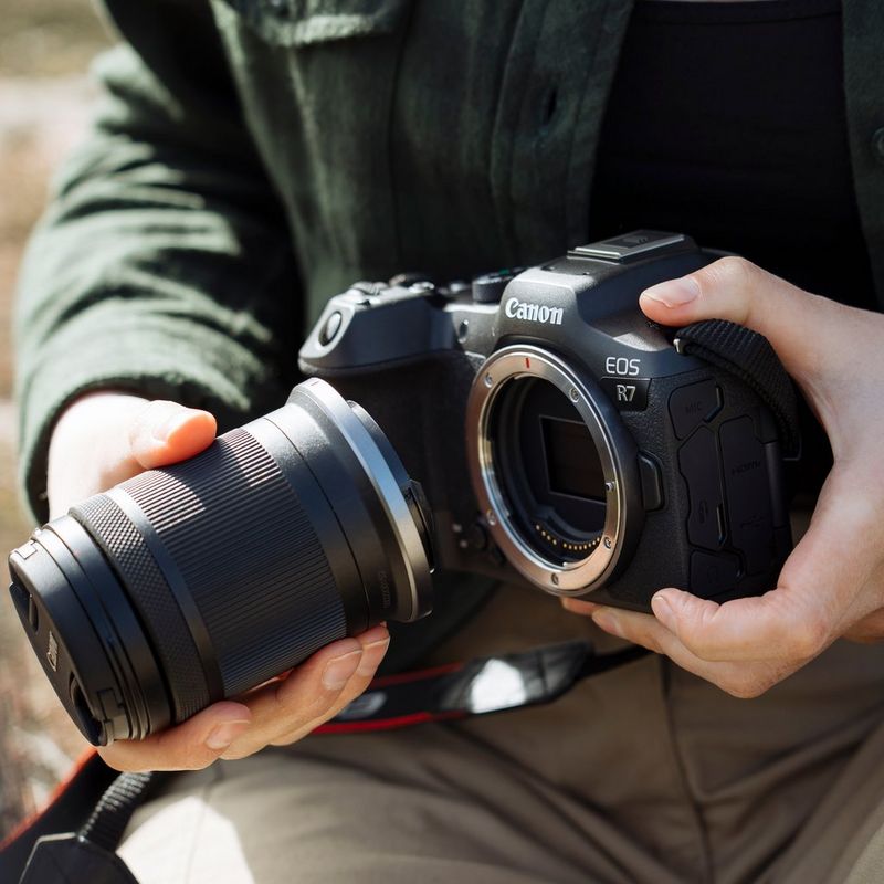 Canon EOS R7 Mirrorless Camera + RF-S 18-150mm F3.5-6.3 IS STM Lens user connecting lens to the body