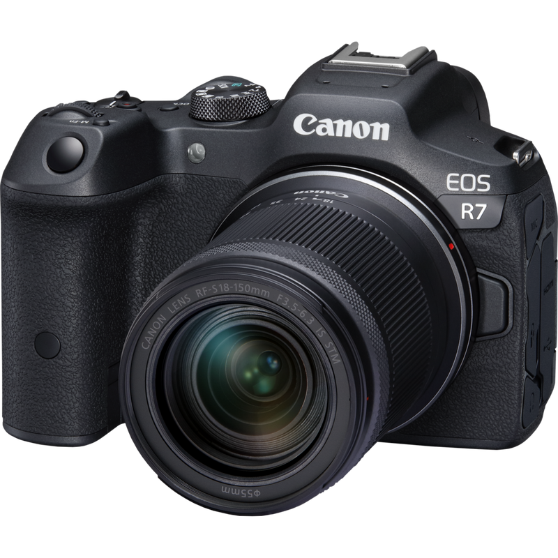 Canon EOS R7 spejlløst kamerahus + RF-S 18-150mm F3.5-6.3 IS STM-objektiv + RF-S 10-18mm F4.5-6.3 IS STM-objektiv Produkter Set skråt forfra fra venstre med objektiv