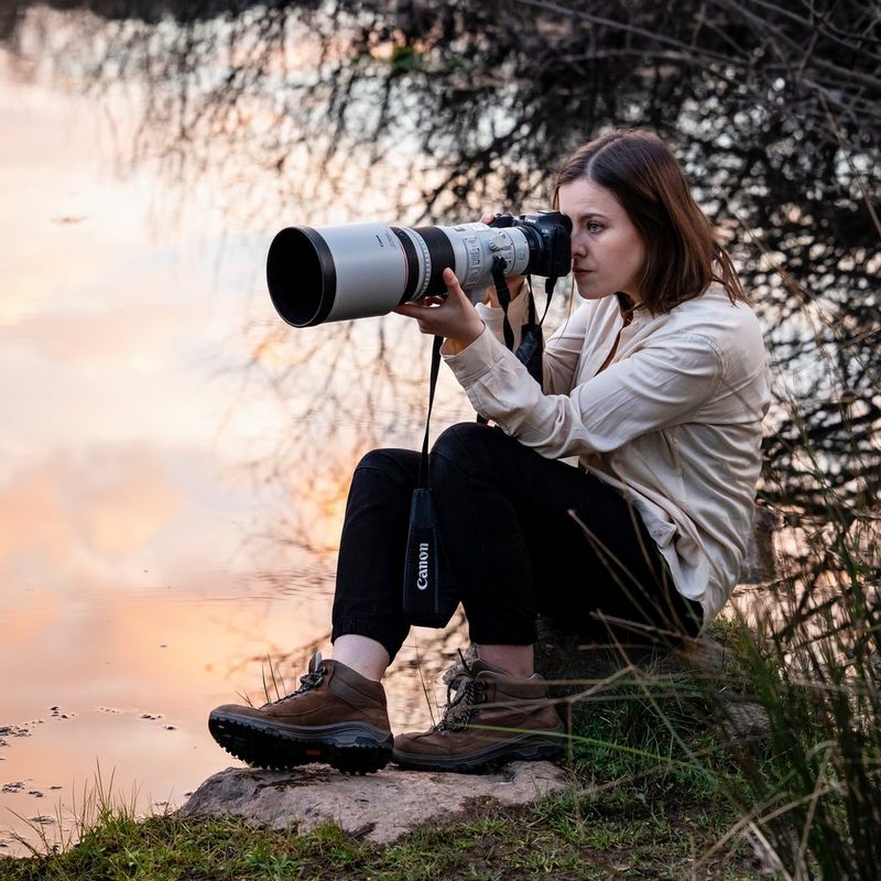 Canon EOS R7 spejlløst kamerahus + RF-S 18-150mm F3.5-6.3 IS STM-objektiv + RF-S 10-18mm F4.5-6.3 IS STM-objektiv  Kvinde udendørs, der tager foto med objektiv