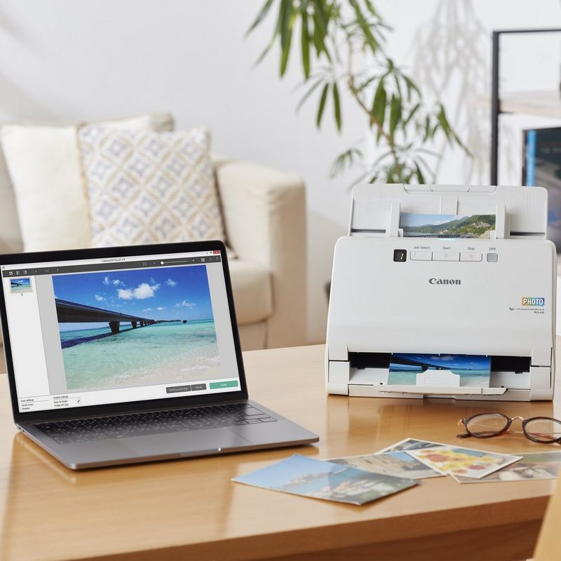 Produkt ved siden av en bærbar datamaskin og et par briller