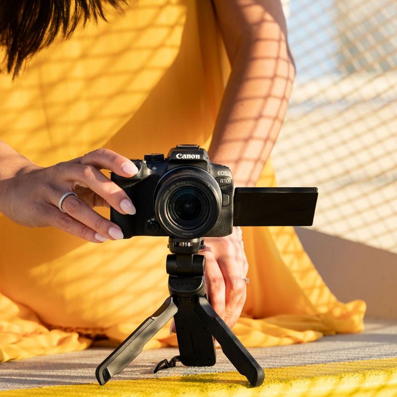Canon EOS R10 spiegellose Kamera Gehäuse Lifestyle Kamera auf einem Stativ