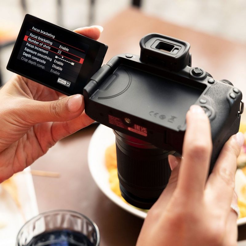 Canon EOS R10 spiegellose Kamera Gehäuse Lifestyle Frauen beim Fotografieren