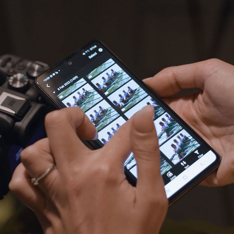 Appareil photo hybride Canon EOS R10 et objectif RF-S 18-45mm F4.5-6.3 IS STM - Connectivité mobile lifestyle