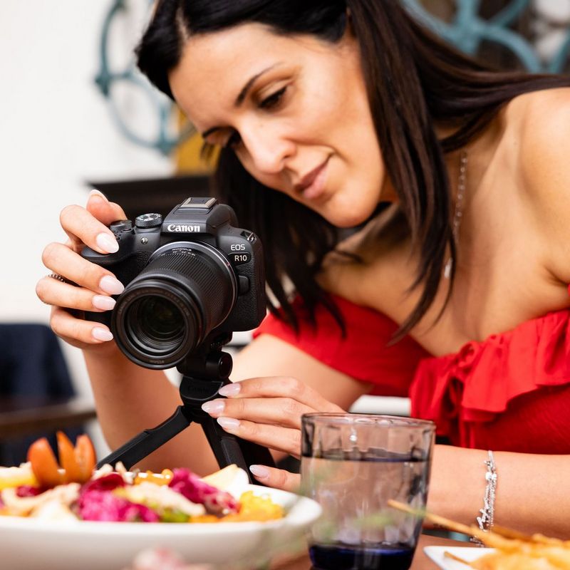 Appareil photo hybride Canon EOS R10 et objectif RF-S 18-45mm F4.5-6.3 IS STM - Femme lifestyle prenant une photo