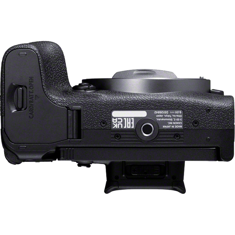 Vista inferior de producto de la cámara mirrorless Canon EOS R10 y el objetivo RF-S 18-150mm F3.5-6.3 IS STM