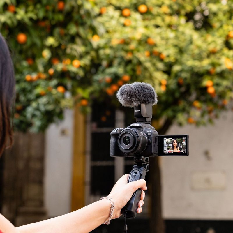 Foto de estilo de vida de una mujer grabando un videoblog con la cámara mirrorless Canon EOS R10 y el objetivo RF-S 18-150mm F3.5-6.3 IS STM