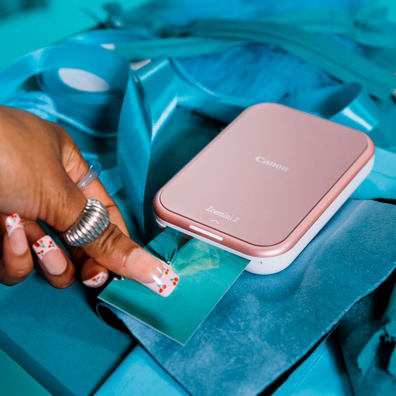 Imprimante photo couleur portable Canon Zoemini 2, rose doré Femmes sortant une impression du produit