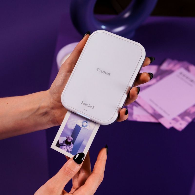 Canon Zoemini 2 mobiler Mini-Fotodrucker, Weiß Frau nimmt einen Druck aus dem Produkt heraus