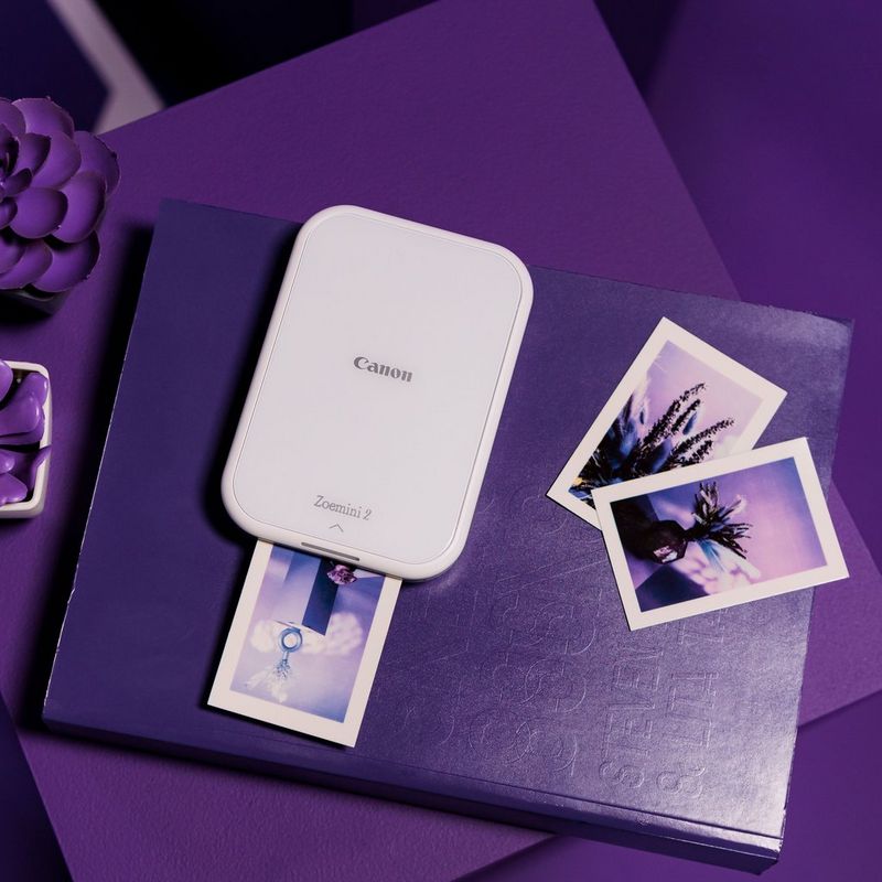 Canon Zoemini 2 mobiler Mini-Fotodrucker, Weiß Produkt auf einem blauen Tagebuch