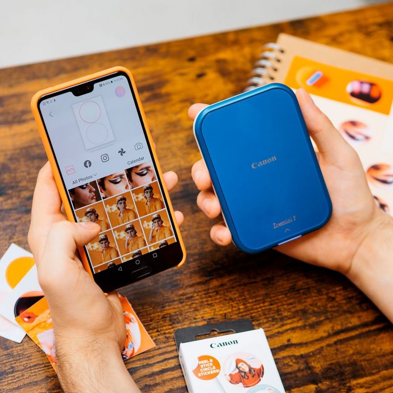 Person taking a print from a Mobile