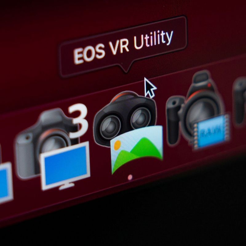 Canon RF 5.2mm F2.8L DUAL FISHEYE Lens EOS VR Utility Icon on a Laptop