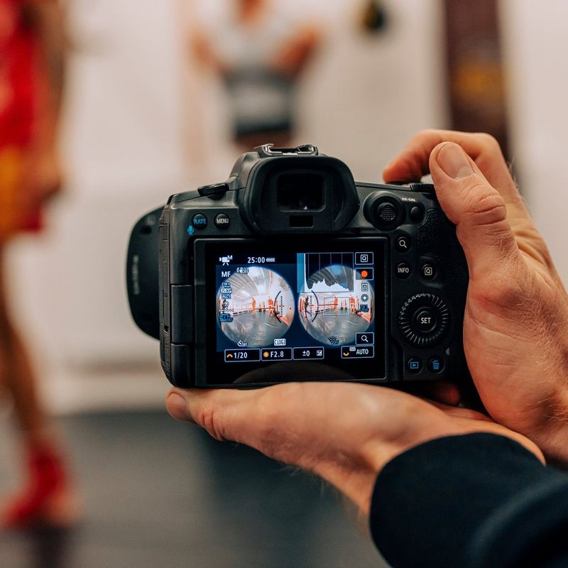 Canon RF 5.2mm F2.8L DUAL FISHEYE Lens A Camera Screen Showing Side-by-Side Images