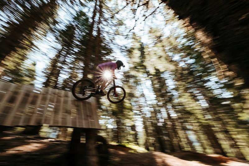 Aparat bezlusterkowy Canon EOS R6 Mark II – przykładowe zdjęcie kolarza wyskakującego z drewnianej rampy