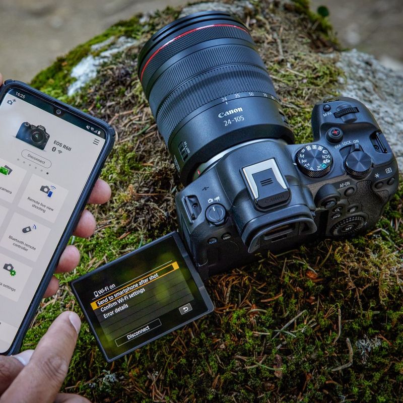 Canon EOS R6 Mark II spiegellose Kamera, Schwarz + Rucksack + SD-Karte+ Ersatzakku Eine Person, die eine Kamera über WLAN am Bildschirm mit einem Telefon verbindet
