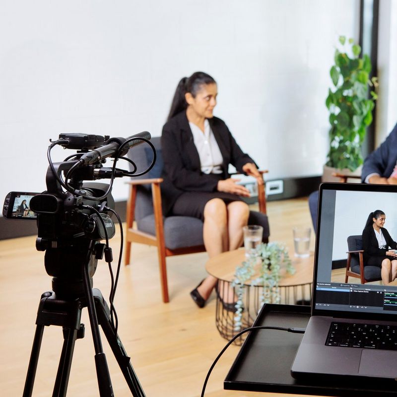 Videocámara conectada a un portátil