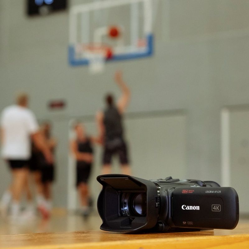 Produkt med personer som spiller basketball