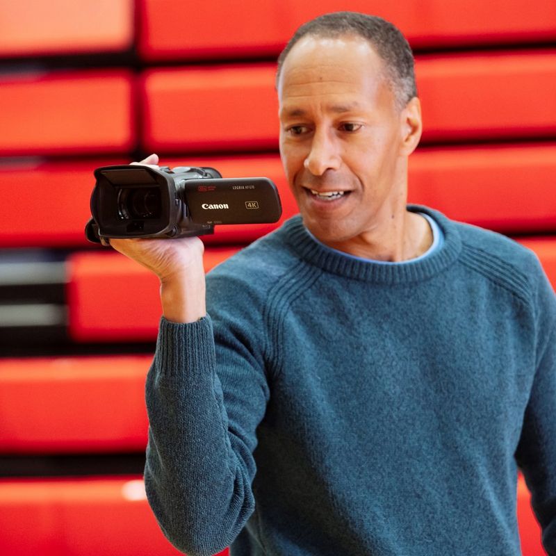 Mann som bruker produktet