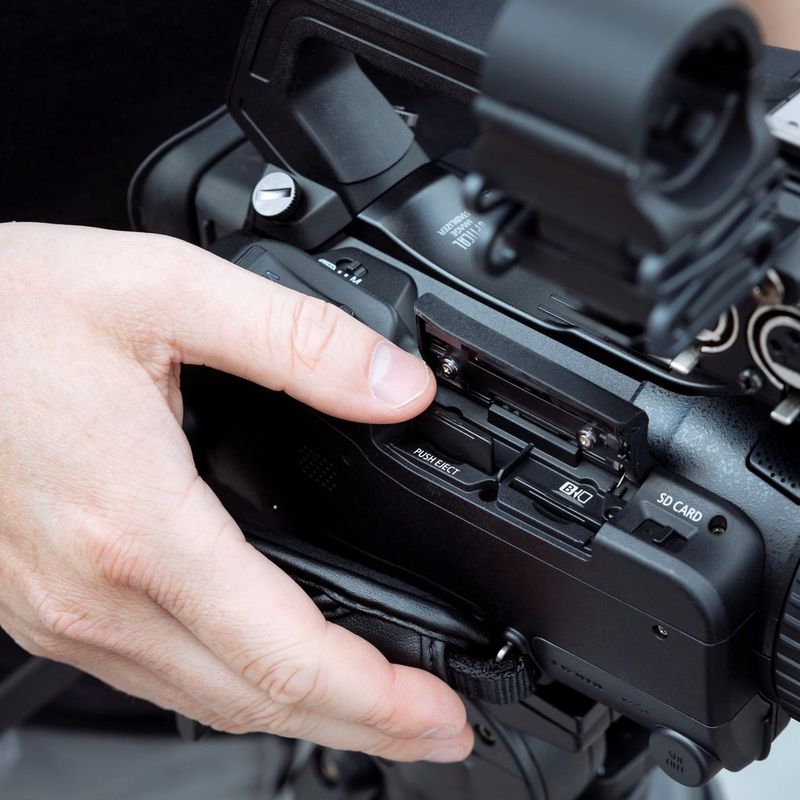 Homme insérant une carte mémoire