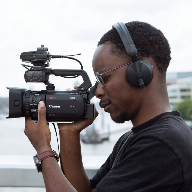 Homme utilisant le produit