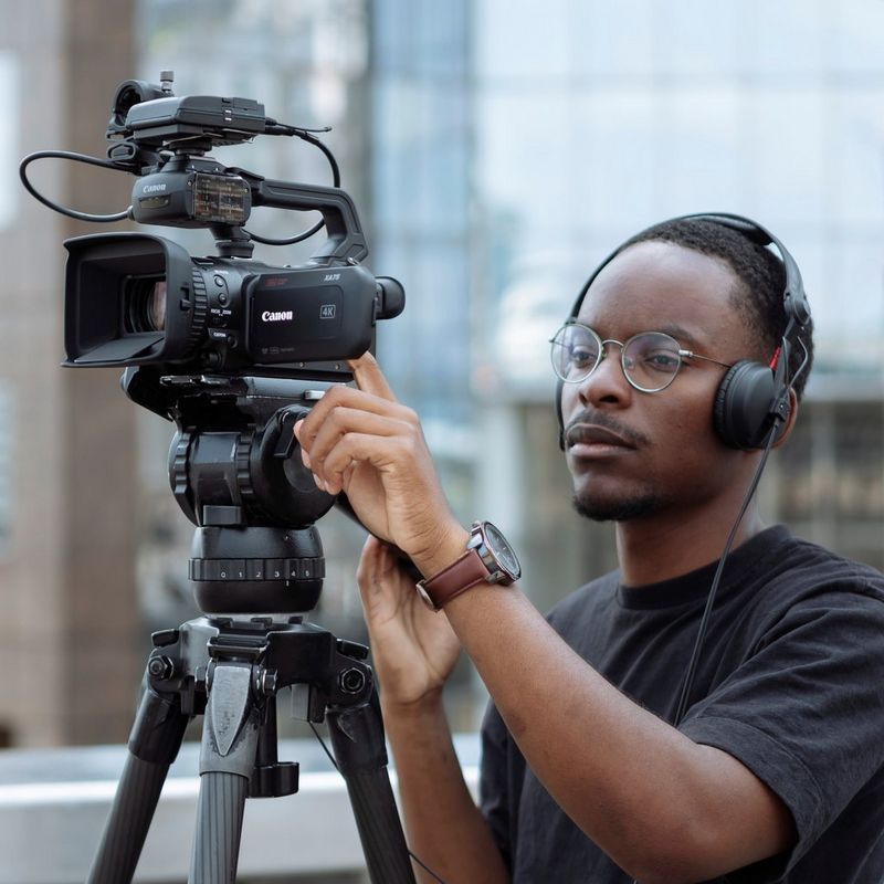 Homme utilisant le produit fixé sur un trépied
