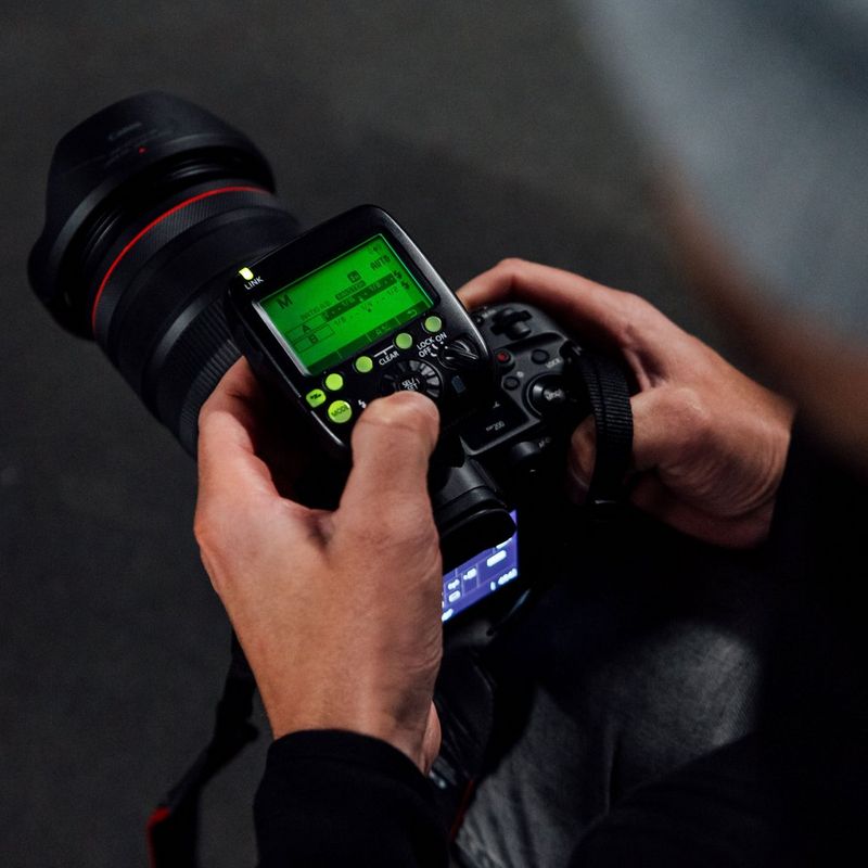 Canon Speedlite Transmitter ST-E3-RT(Ver.2) 0 Man operating the transmitter