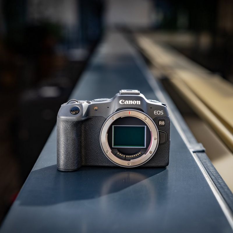  daneben liegt eine Kamera auf dem Tisch