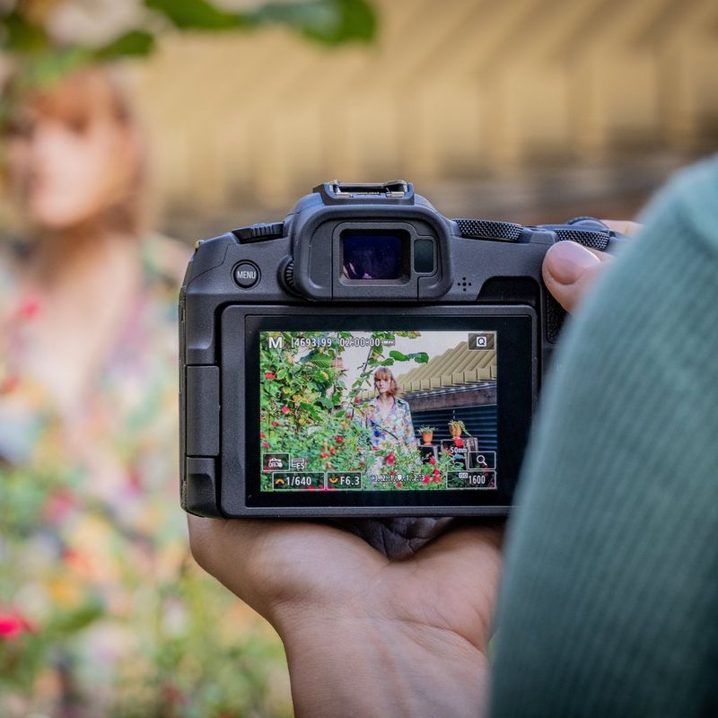 Canon EOS R8 Mirrorless Camera + RF 24-105mm F4-7.1 IS STM Lens Camera in hand