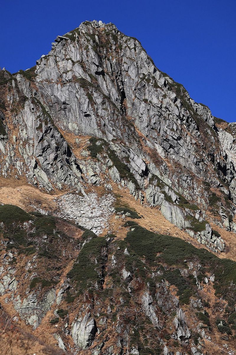 5824C005_RF-S-55-210mm-F5-7.1-IS-STM_02_2