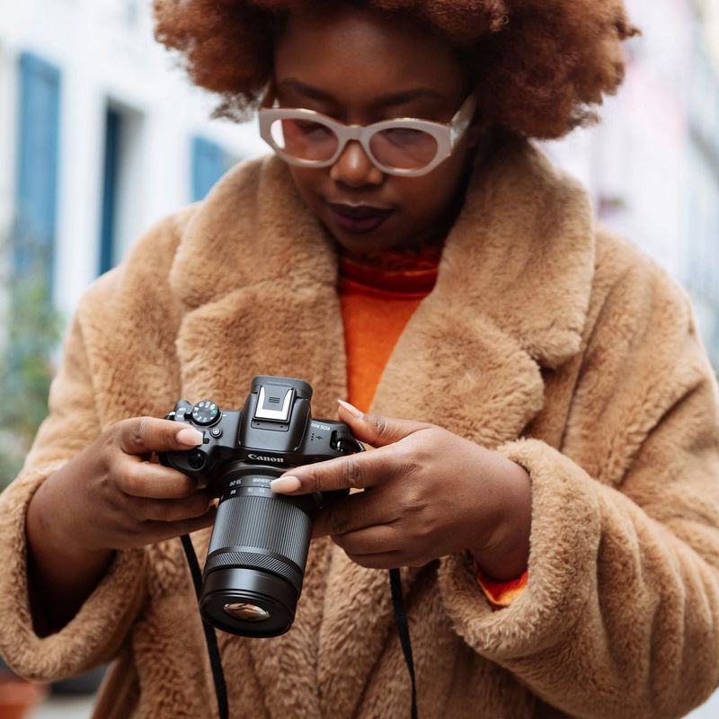 Canon RF-S 55-210mm F5-7.1 IS STM Lens Women watching photos