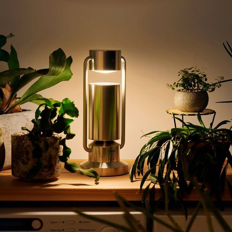 Canon Leuchte & Lautsprecher ML-A: drahtlose Bluetooth Lautsprecher Lampe aus Aluminium - Silber Produkt mit eingeschalteter Lampe auf einem Tisch