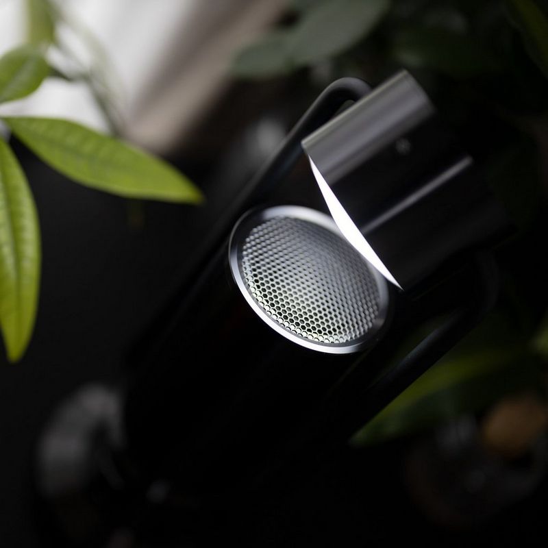 Lámpara Bluetooth inalámbrica de aluminio Canon Luz & Altavoz ML-A - negro Primer plano del producto con el brazo inclinado con la lámpara encendida