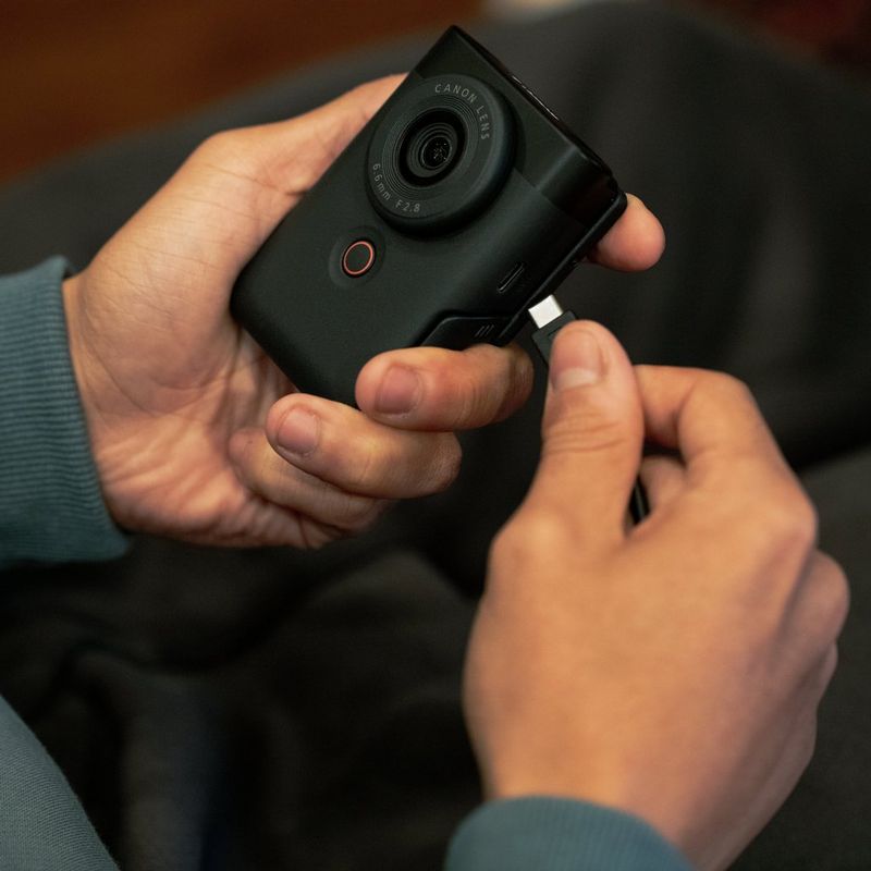 PowerShot-V10 Man connecting the charger pin