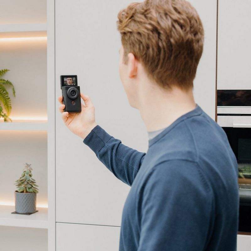 PowerShot-V10 Man vlogging indoors with product