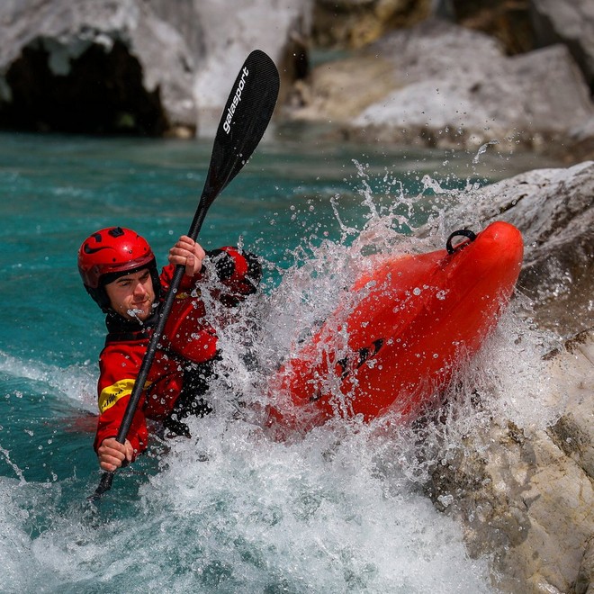 Focalizare automată precisă pe EOS R6 cu urmărirea unui canotor într-un râu învolburat,