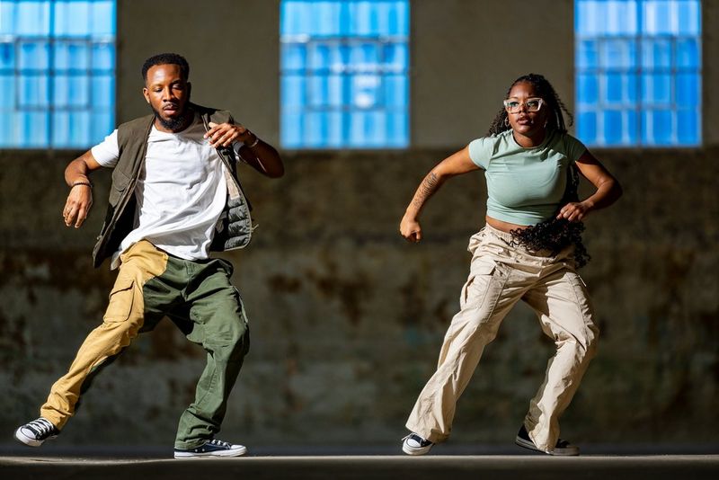 Two urban dancers photographed mid-routine by David Newton lit by a single Speedlite EL-5 - frame 6 of a sequence of 8 frames. © David Newton