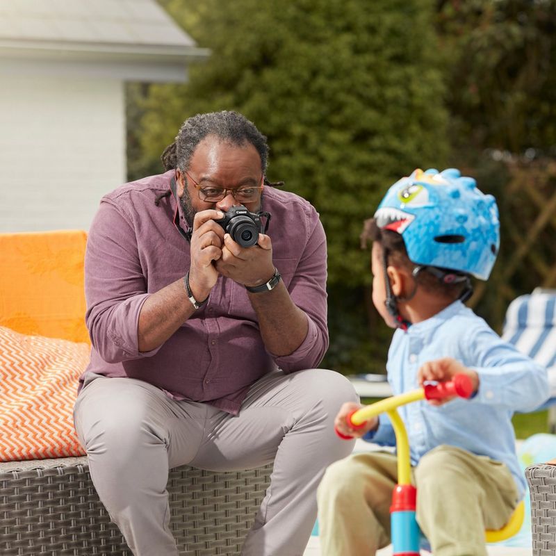 Canon EOS R100 Mirrorless Camera Man outdoors taking photo of baby