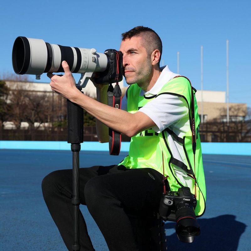 Canon RF 100-300mm F2.8L IS USM Objektiv Fotojournalist auf einem Sportplatz