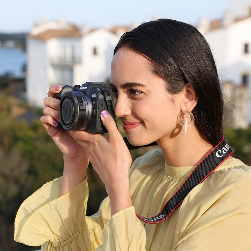 Canon RF 28mm F2.8 STM-objektiv  Kvinde, der tager foto udendørs med produkt
