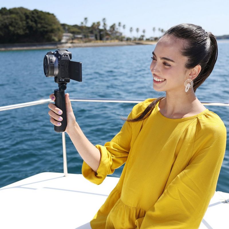 Canon RF 28mm F2.8 STM-objektiv  Kvinde, der vlogger, holder produktet med et stativ