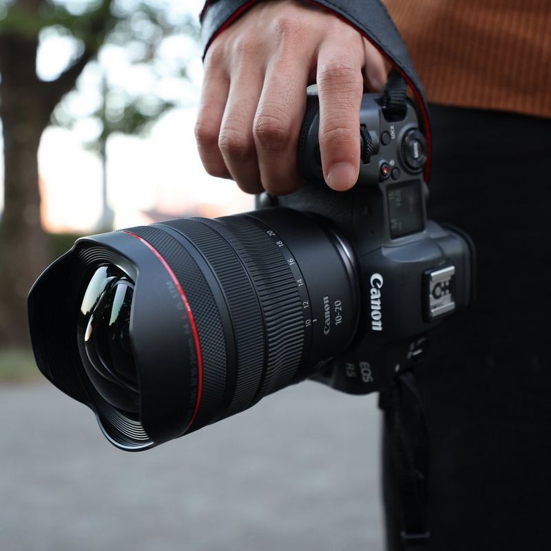Obiektyw Canon RF 10-20mm F4L IS STM Osoba rejestruje obiekt, używając produktu