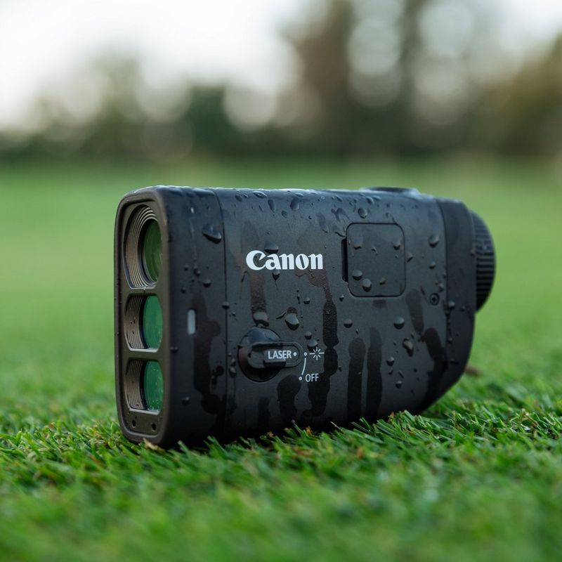 PowerShot GOLF Produkt auf Gras platziert, das von Wasser durchnässt ist