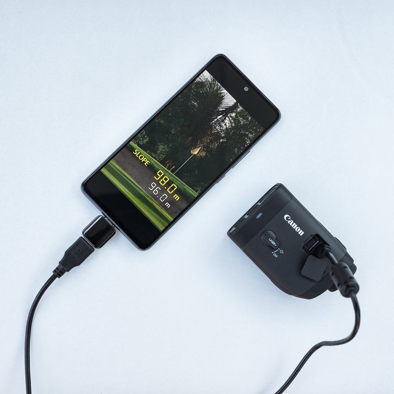 PowerShot GOLF Produkt, das über USB mit einem Smartphone verbunden ist