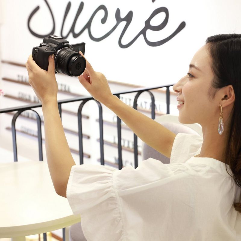 Objectif Canon RF-S 10-18mm F4.5-6.3 IS STM Une personne prenant un selfie sur un appareil photo équipé du produit