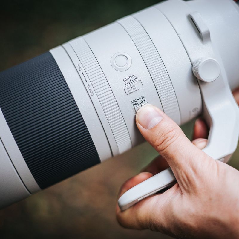 Canon RF 200-800mm F6.3-9 IS USM -objektiivi Lähikuva henkilöstä, joka poistaa tuotteen vakainta käytöstä
