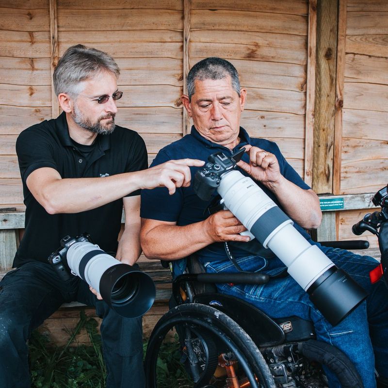 Canon RF 200-800mm F6.3-9 IS USM -objektiivi Henkilö näyttää valokuvaa tuotteessa, joka on liitettynä kameraan vastavalosuojan kanssa